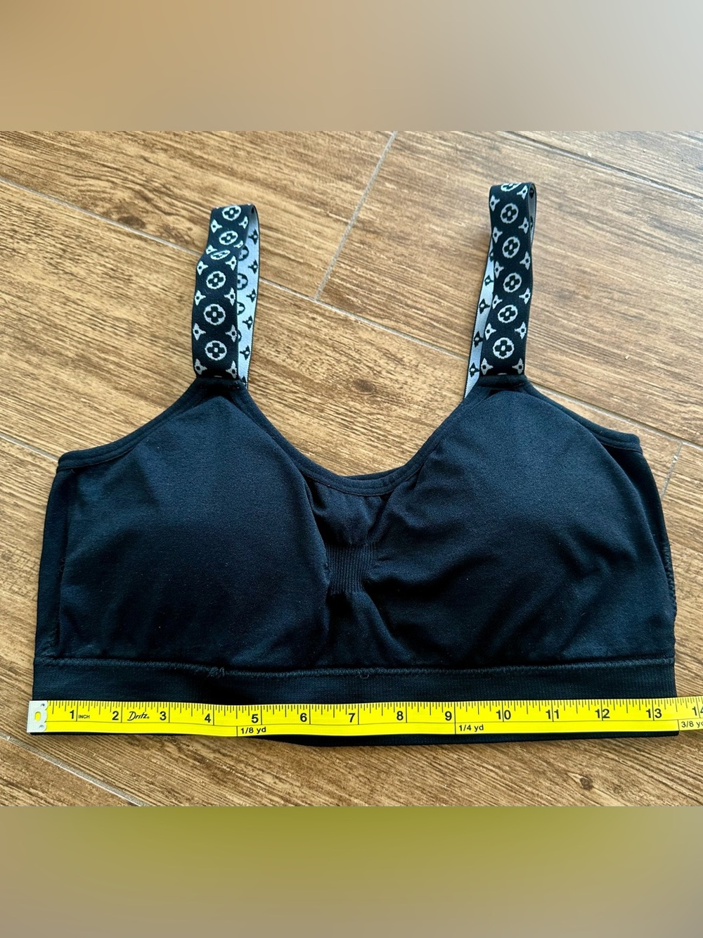 Black Sculpting Sports Bra with Patterned Straps - Picture 2 of 4